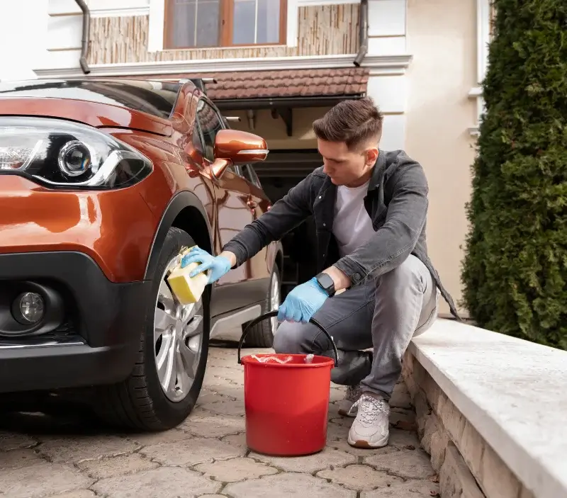 Lavage auto à domicile Rennes-en-Grenouilles : professionnel intervenant sur un véhicule